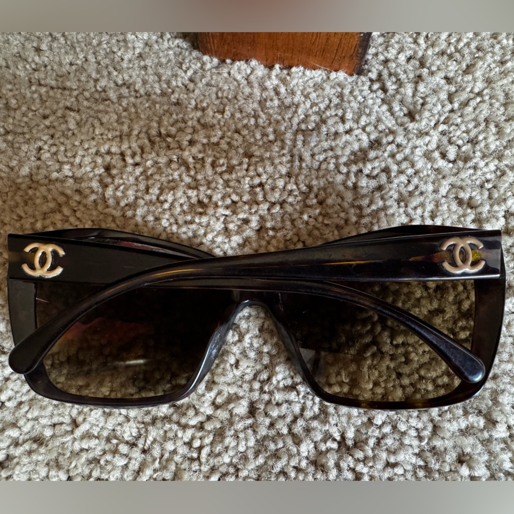 CHANEL VINTAGE WOMEN’s SUNGLASSES